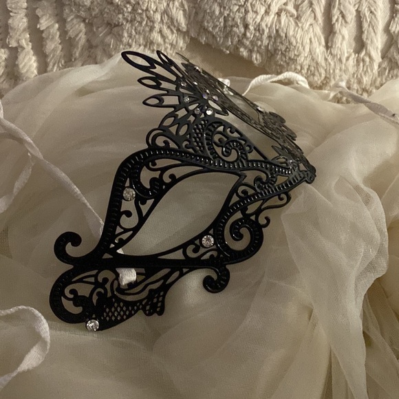 Quality Masquerade Mask - Picture 2 of 6